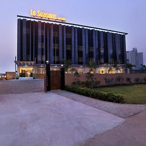 Hotel Le Seasons Park